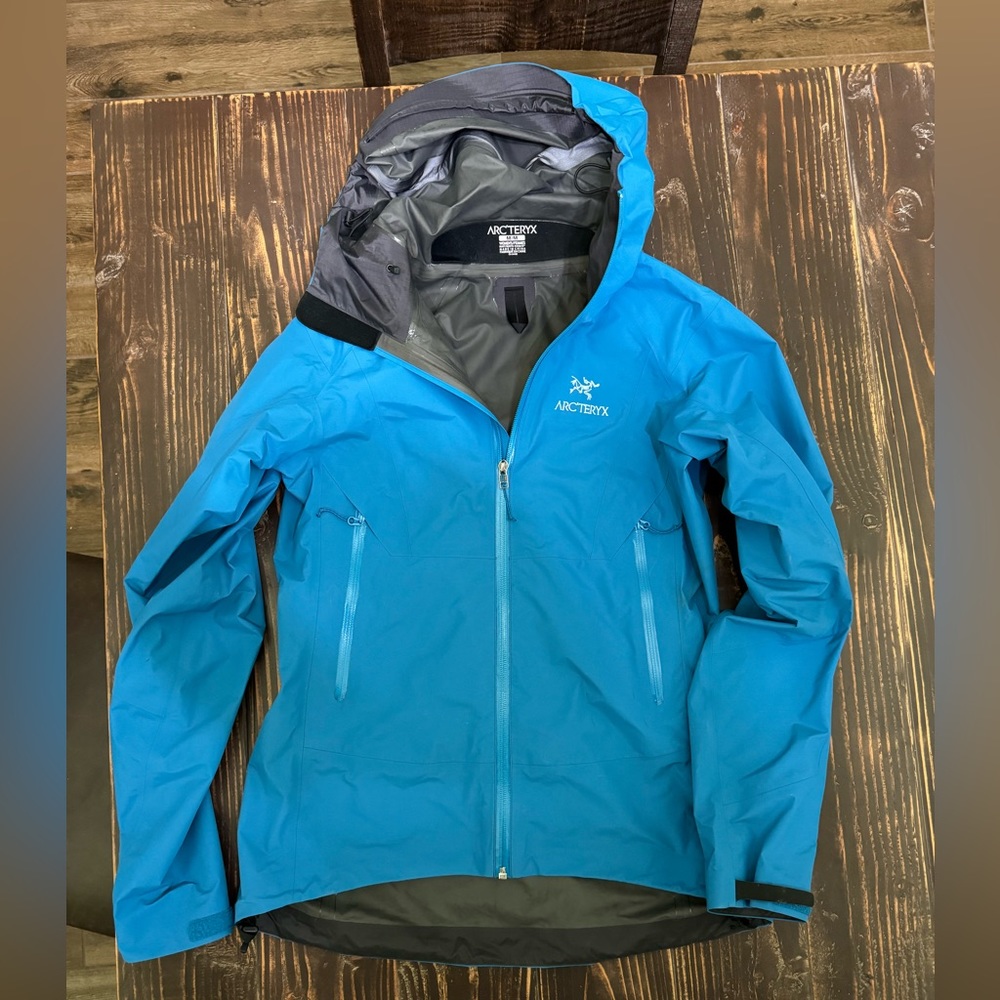 Women’s Arc’Terxy Gore-Tex Beta SL Jacket